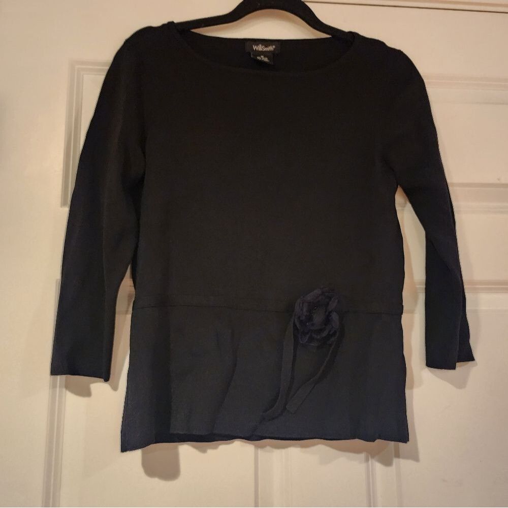 Willi Smith stretchy black 3/4 sleeve top Flower Detail M